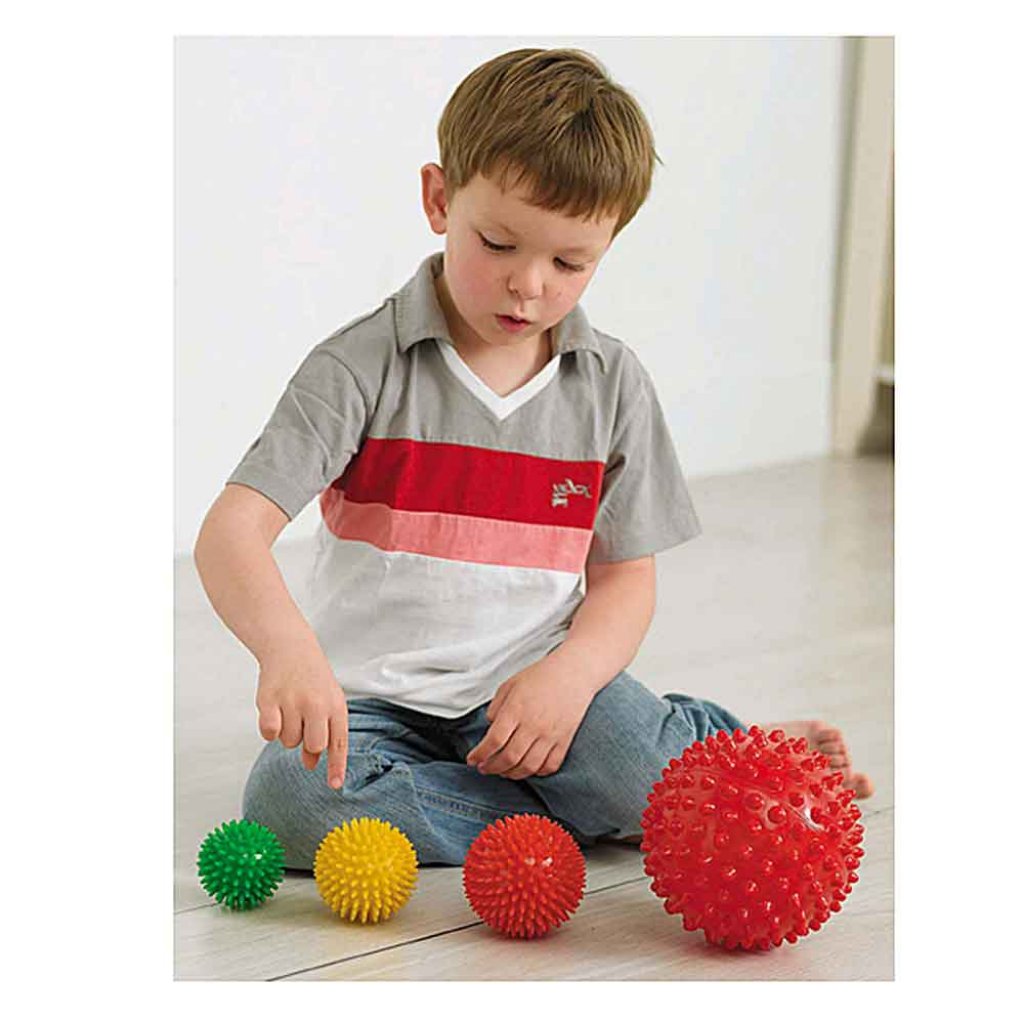 Делать мячи игры. Мячики массажные детские. Массажные мячики для аутистов. Малыш с мячом. Массажный мячик для детей с рас.